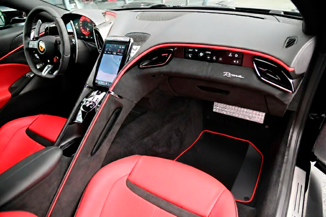 Tapis de voiture noirs pour Ferrari Roma (2021-2024) avec cuir et bord rouge - AutoWin