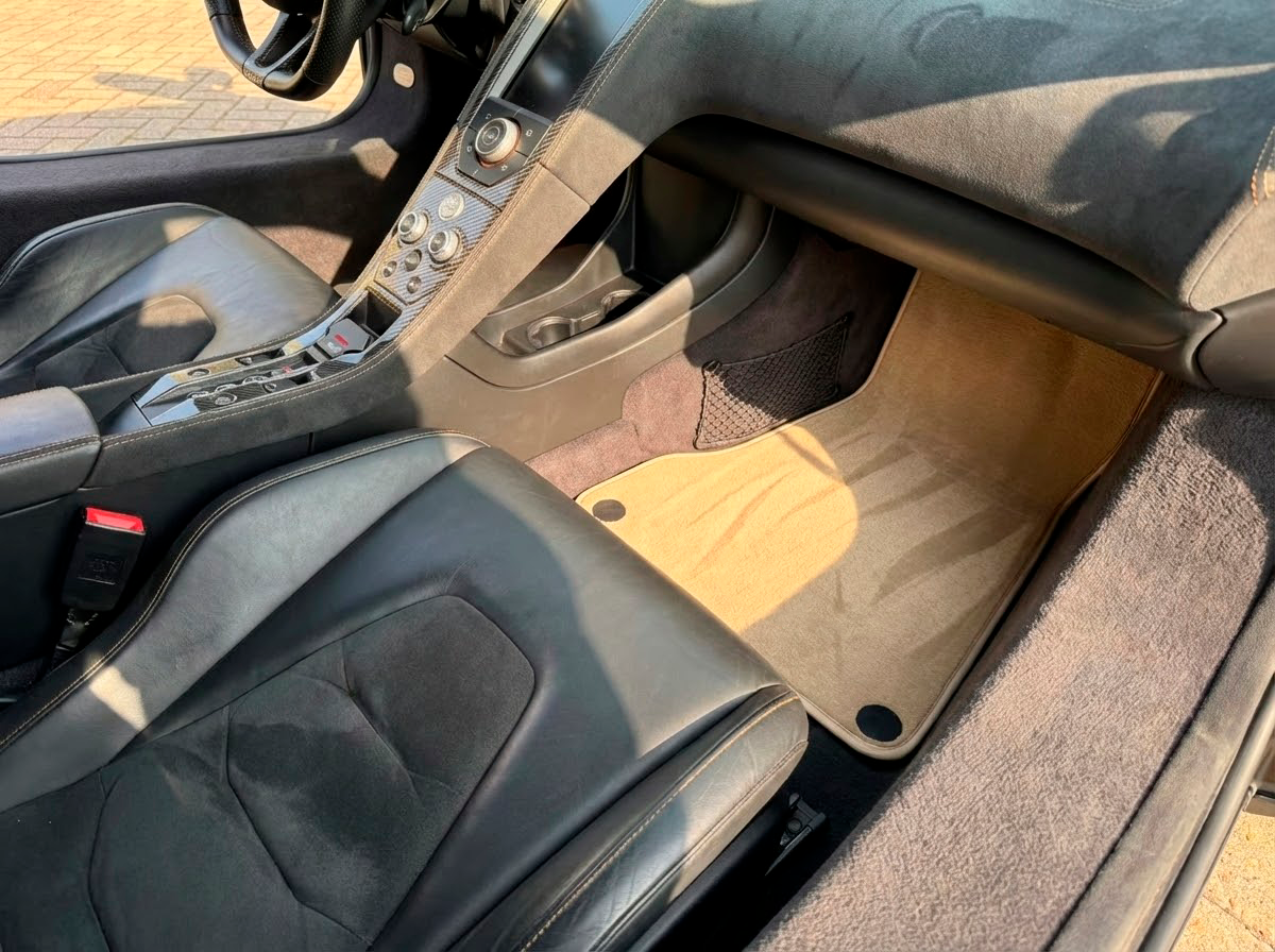 Tapis de voiture pour McLaren MP4-12C (2011–2014) Ensemble de tapis beige sur mesure AutoWin