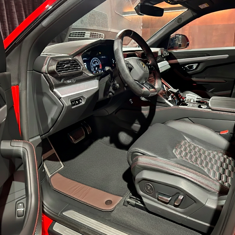 Passgenaue schwarze Autofußmatten für Lamborghini Urus mit braunem Leder