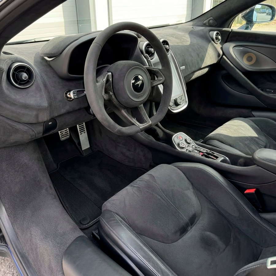 Schwarze Autofußmatten für McLaren 600 LT (2018-2020) mit Carbon-Leder