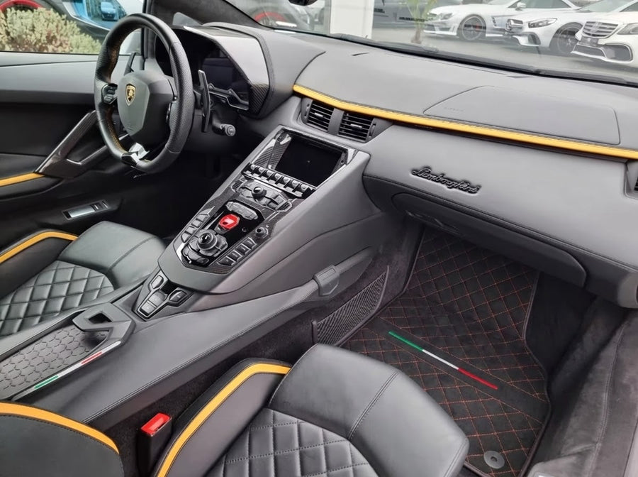 Anpassbare Fußmatten aus Alcantara-Leder für Lamborghini Aventador | Rote Nähte