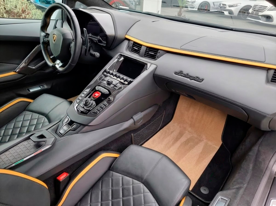 Tapis de voiture personnalisables Beige pour Lamborghini Aventador avec Cuir Alcantara