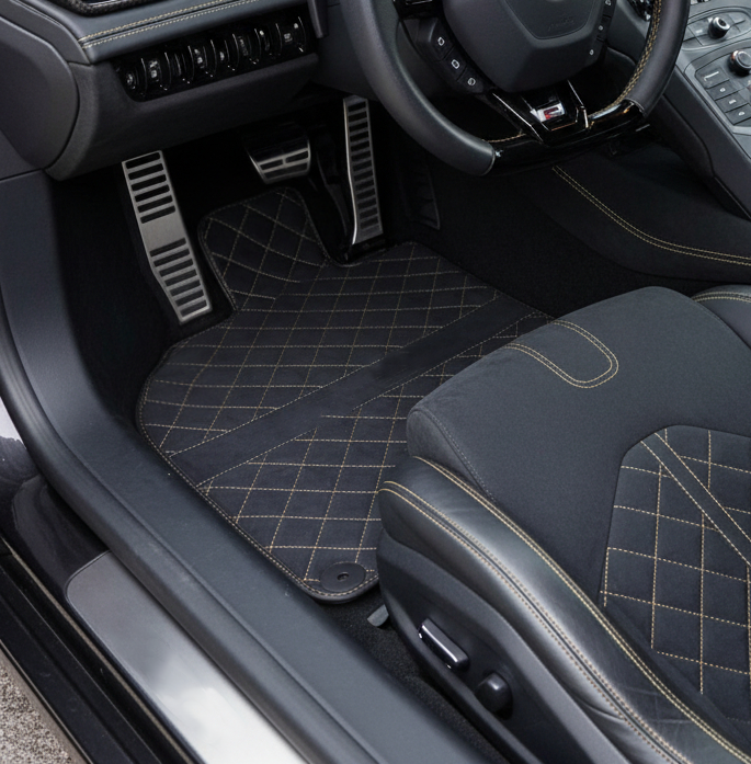 Tapis de voiture sur mesure pour Lamborghini Huracan Perfomante en cuir Alcantara avec bordures dorées