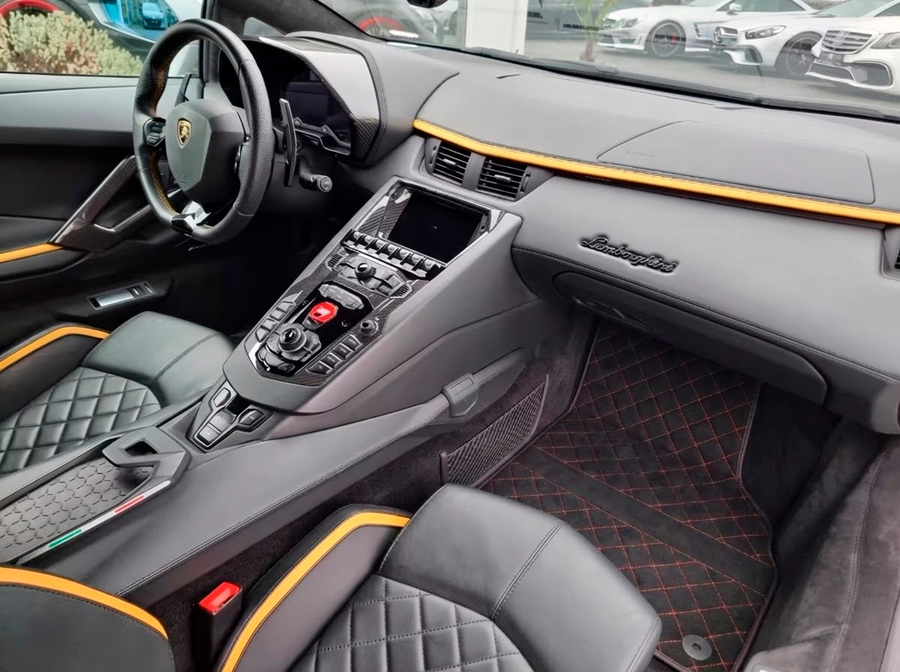 Alfombrillas de coche personalizables de cuero Alcantara para Lamborghini Aventador | Costura roja