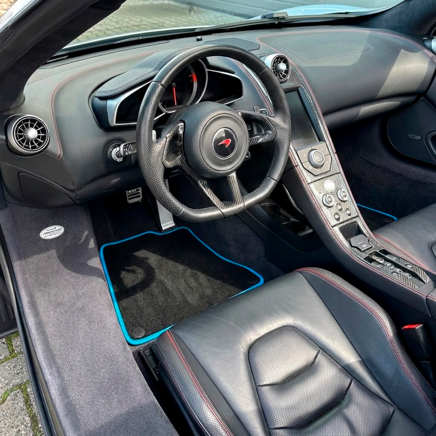 Schwarze Autofußmatten für McLaren MP4-12C (2011–2014) mit blauen Akzenten