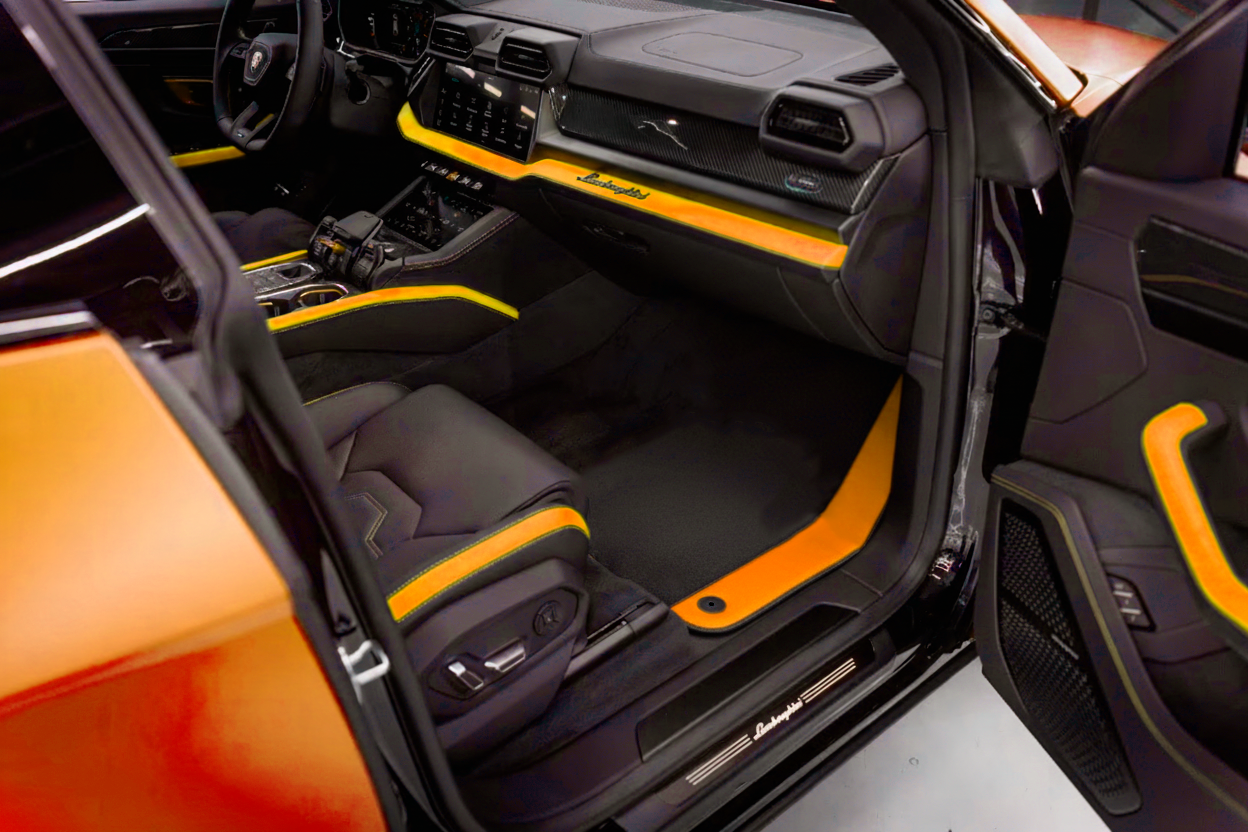 Tappetini personalizzabili neri per auto per Lamborghini Urus S con pelle Alcantara arancione