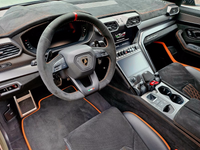Tappetini personalizzabili per Lamborghini Urus neri con cerchi arancioni