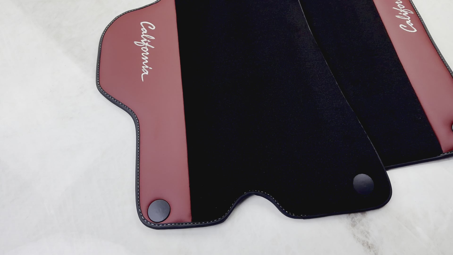 Tapis de voiture noirs pour Ferrari California (2008-2014) en cuir Nappa Bordeaux - AutoWin