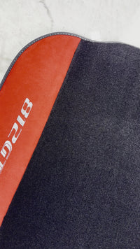 سجادات سيارات سوداء لفيراري 812 GTS (2019-2023) مع جلد ألكانتارا الأحمر