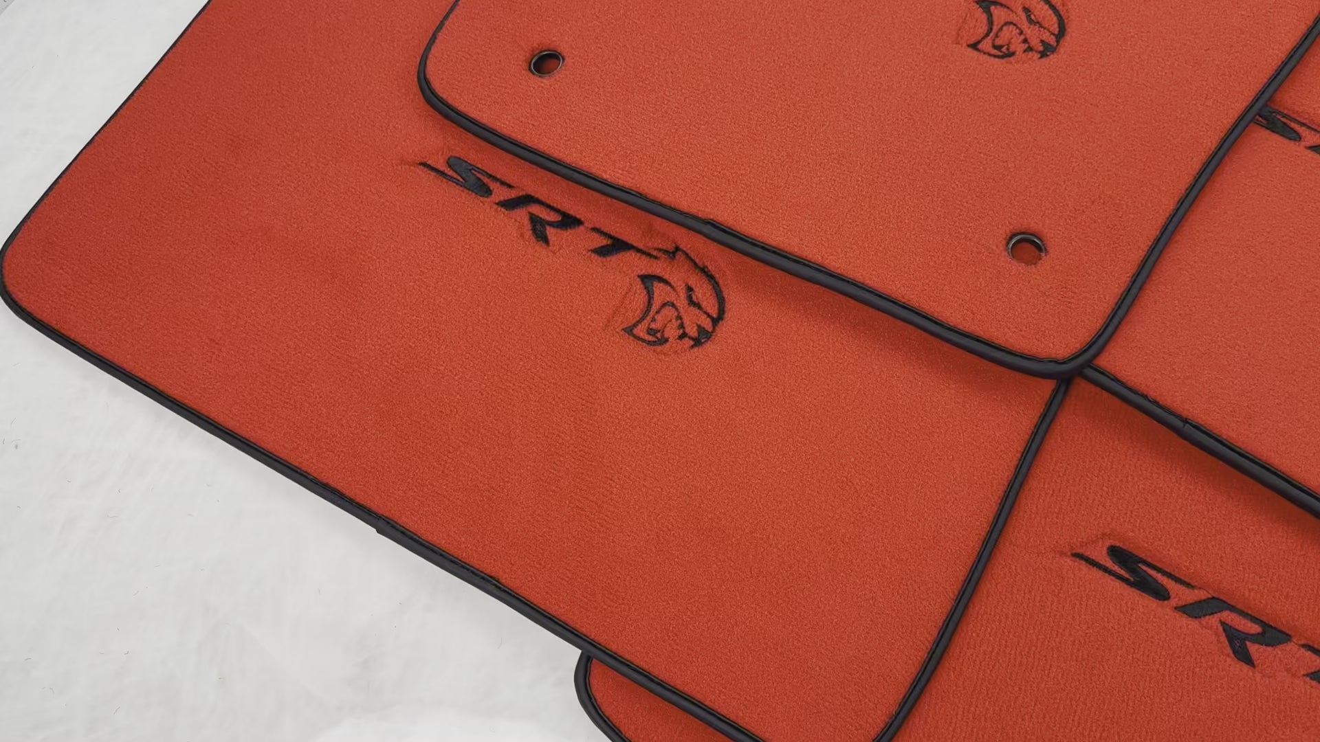 Tapis de voiture rouge pour Jeep Grand Cherokee WK2 SRT (2011-2020) - AutoWin