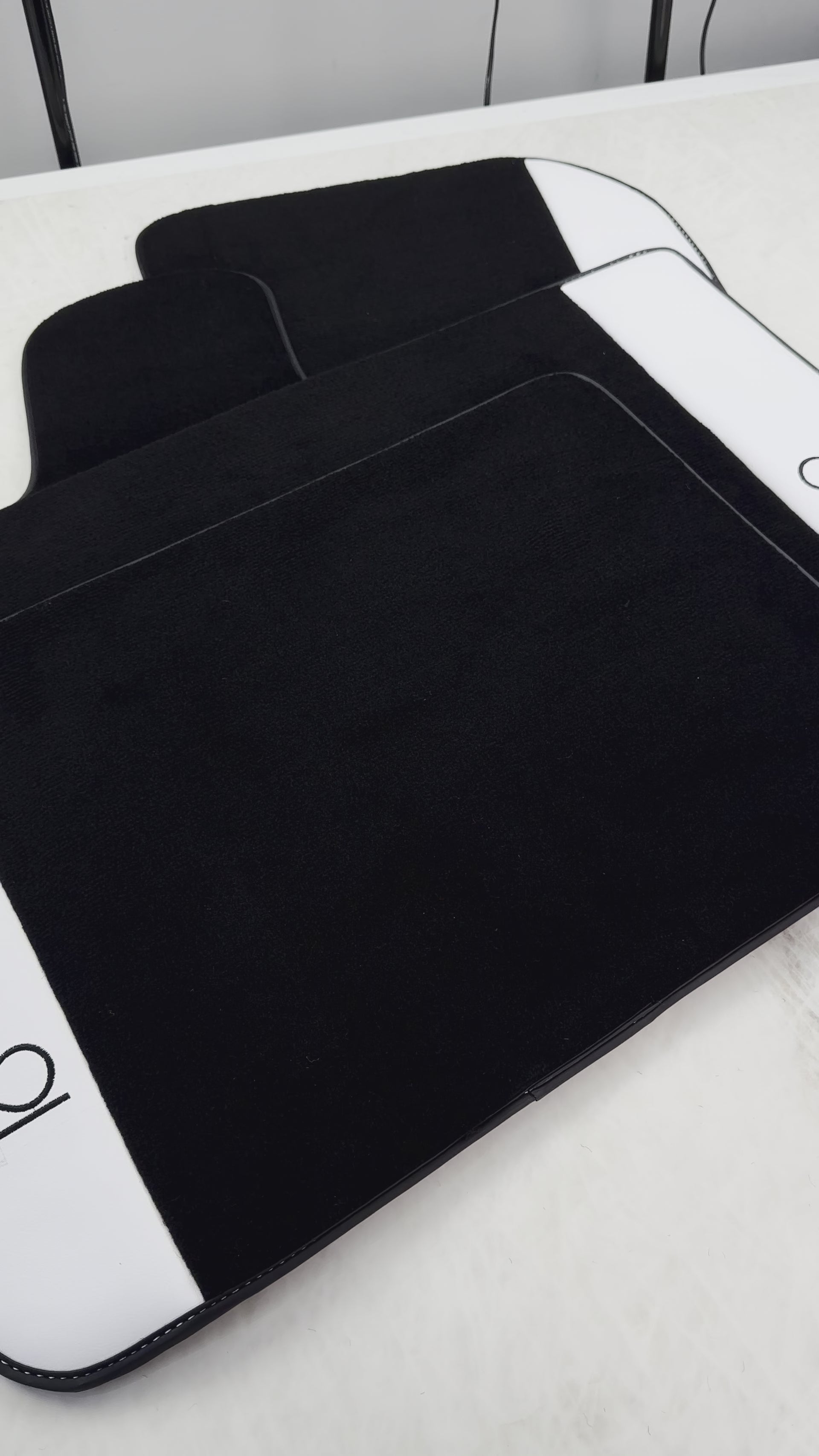 Schwarze Fußmatten für Rolls Royce Black Badge Cullinan weißes Leder - AutoWin