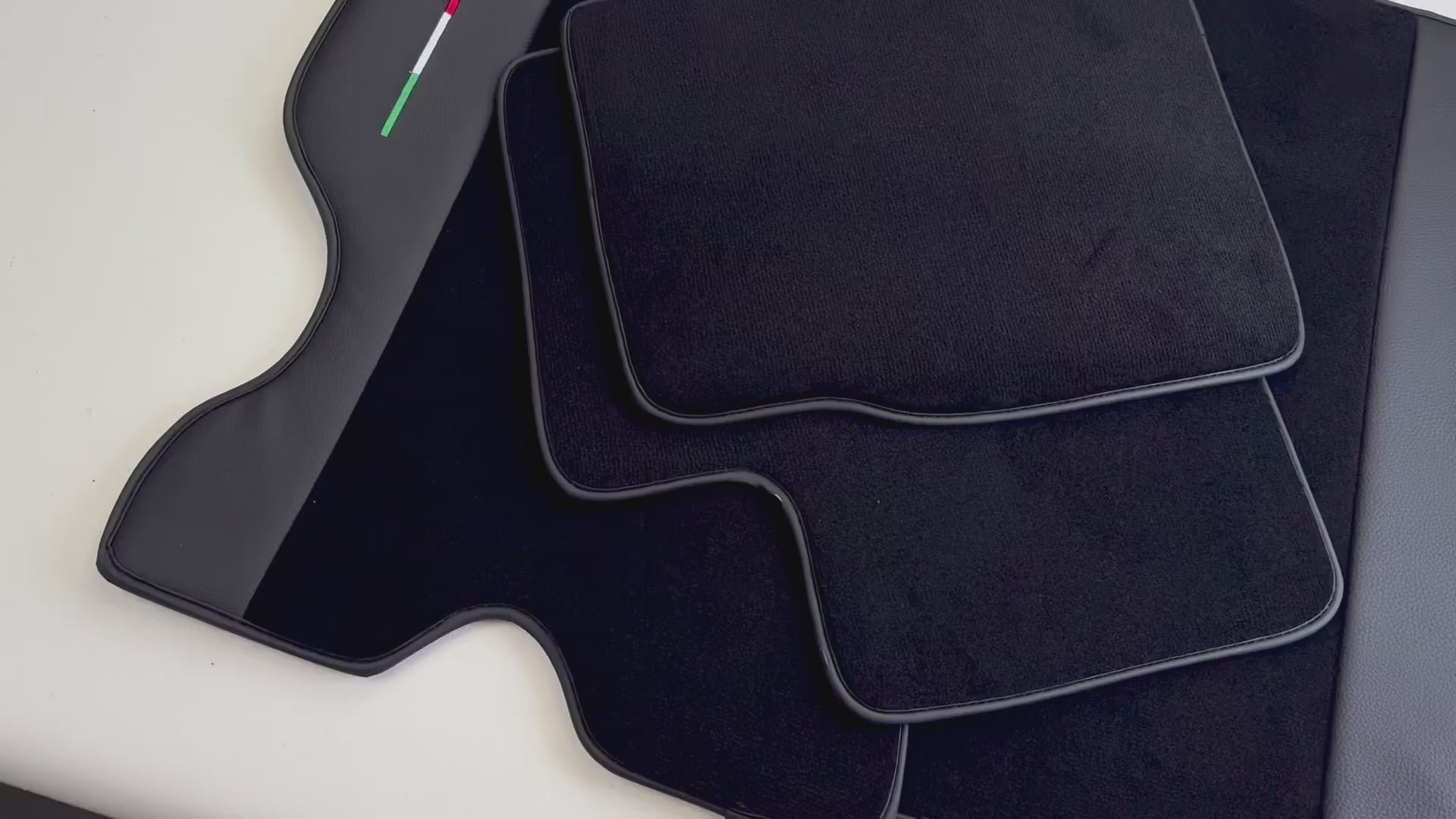 حصائر سيارات سوداء لفيراري FF 2011-2016 إصدار أوتووين العلامة الإيطالية مع الجلد - AutoWin.EU