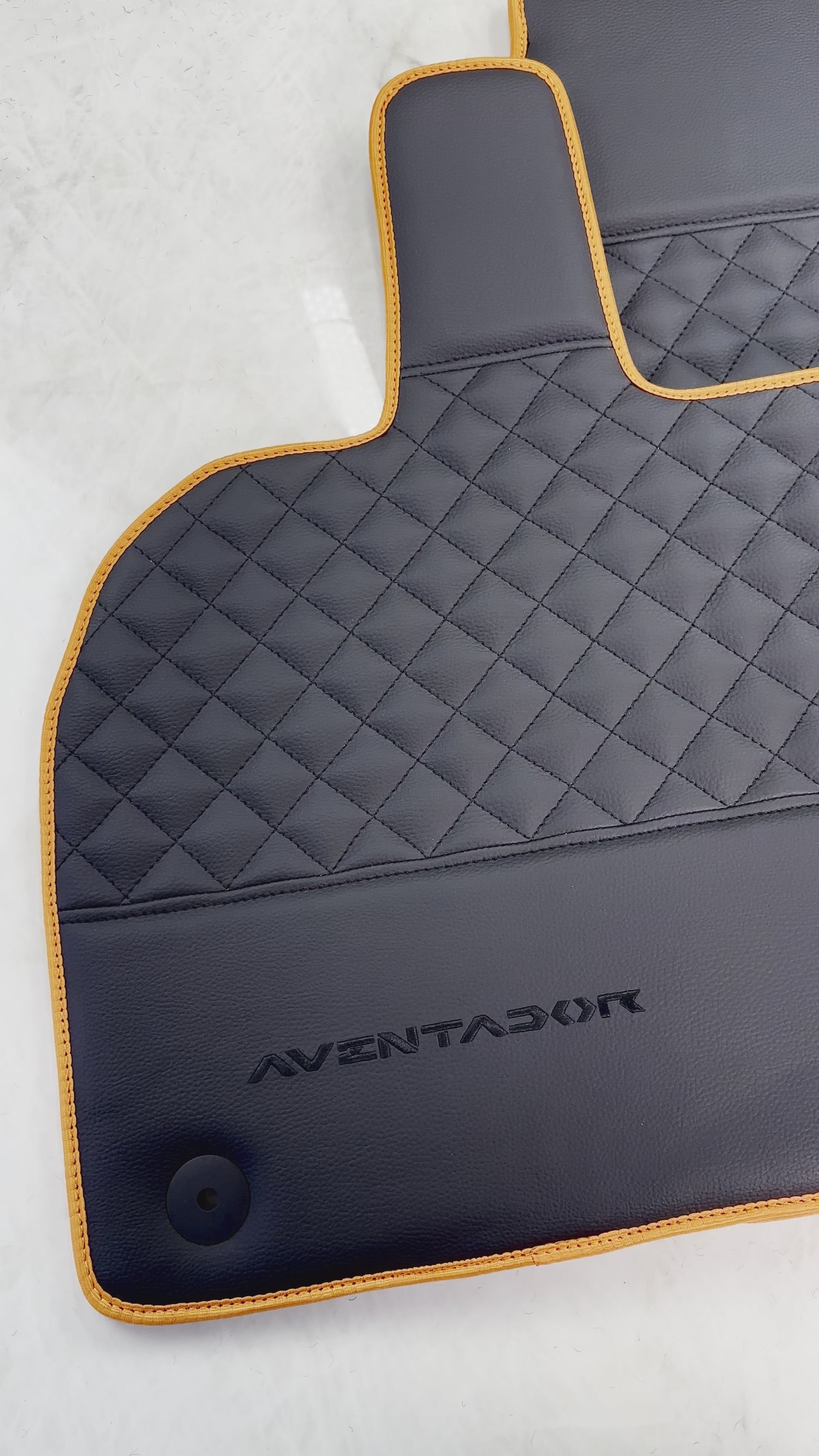 Alfombrillas de cuero negro para Lamborghini Aventador con trim naranja - AutoWin.EU