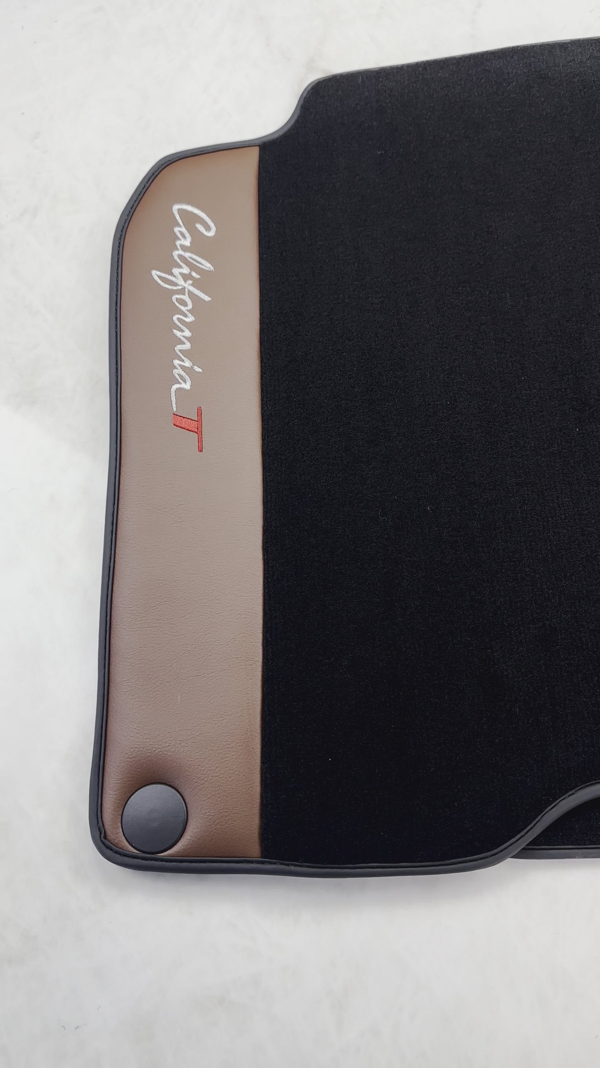 Alfombrillas negras para coches Ferrari California T 2015–2018 con piel marrón - AutoWin