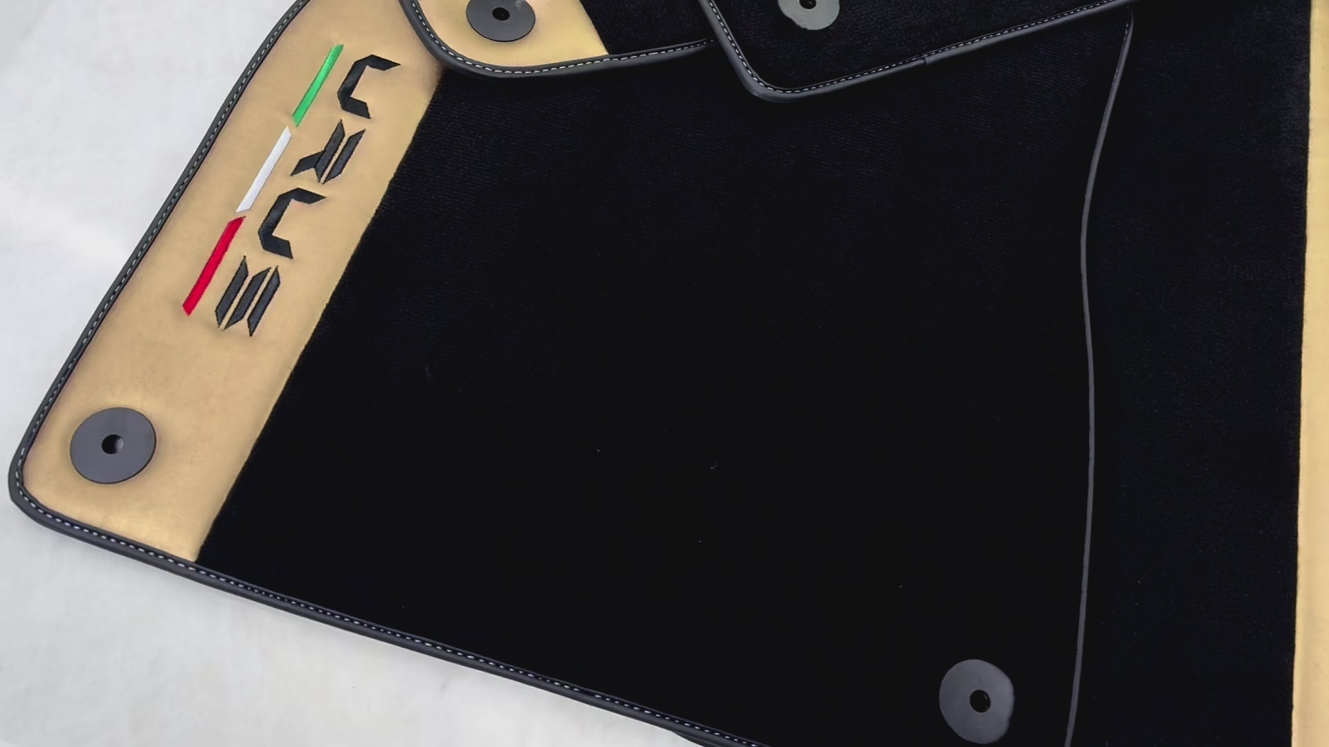 سجادات سيارات سوداء للإصدار الإيطالي لسيارة لامبورغيني أوروس (2018-2026) مع حواف جلدية ذهبية - AutoWin.EU