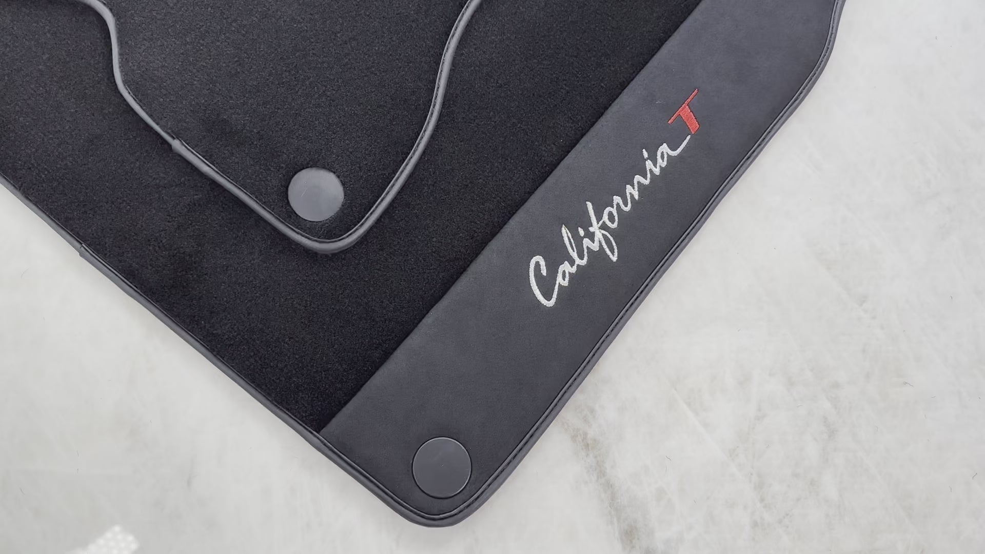 Tappeti per auto neri per Ferrari California T 2015–2018 con Alcantara nera - AutoWin