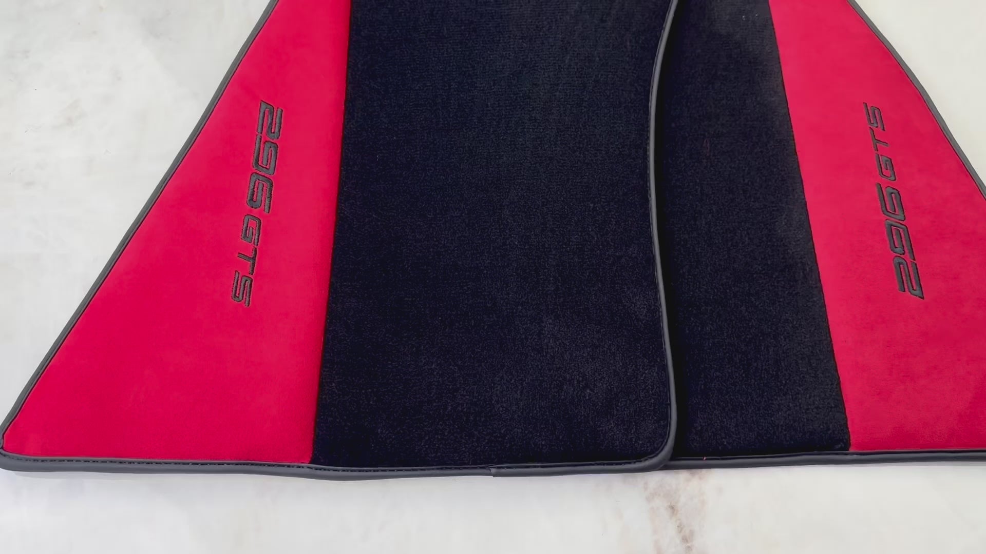 Tapis de voiture noir pour Ferrari 296 GTS (2022-2025) avec cuir Alcantara rouge - AutoWin