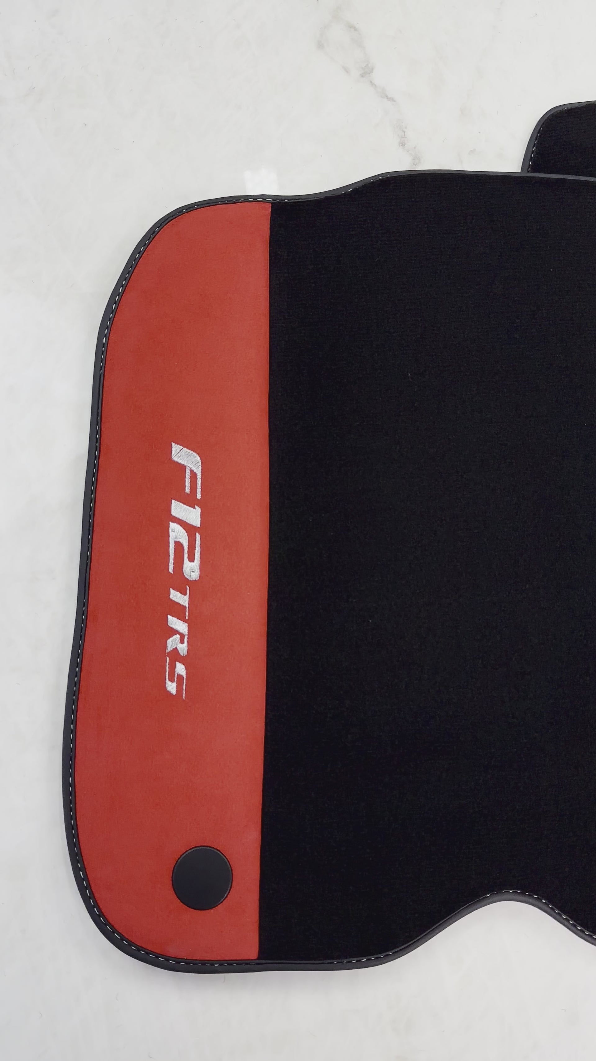 Tapis de voiture noirs pour Ferrari F12 TRS (2014) avec cuir Alcantara rouge - AutoWin