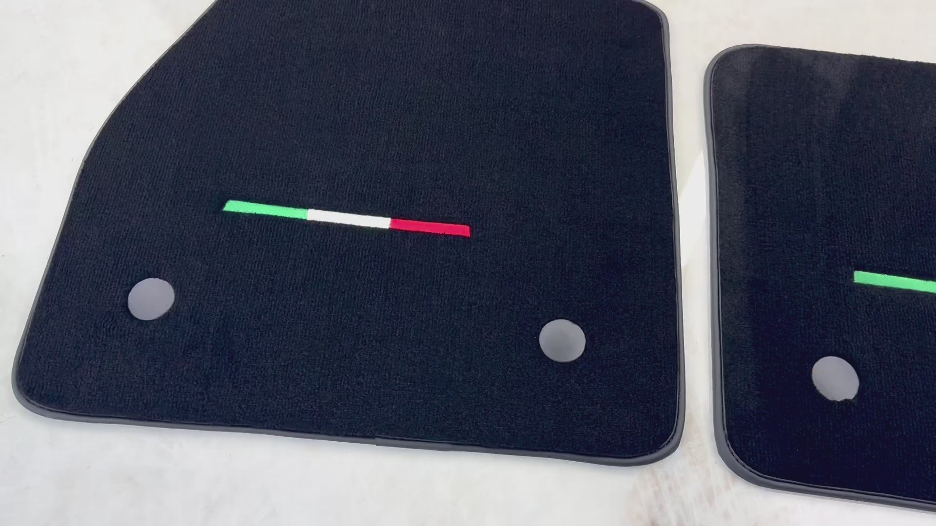 Tappetini in gomma nera per Maserati MC20 (2020-2023) Edizione Italia | Vari colori di rifinitura - AutoWin