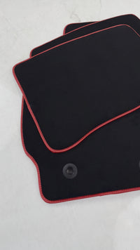 Tappetini neri per auto per Toyota Prius (2009-2012) con rifiniture rosse