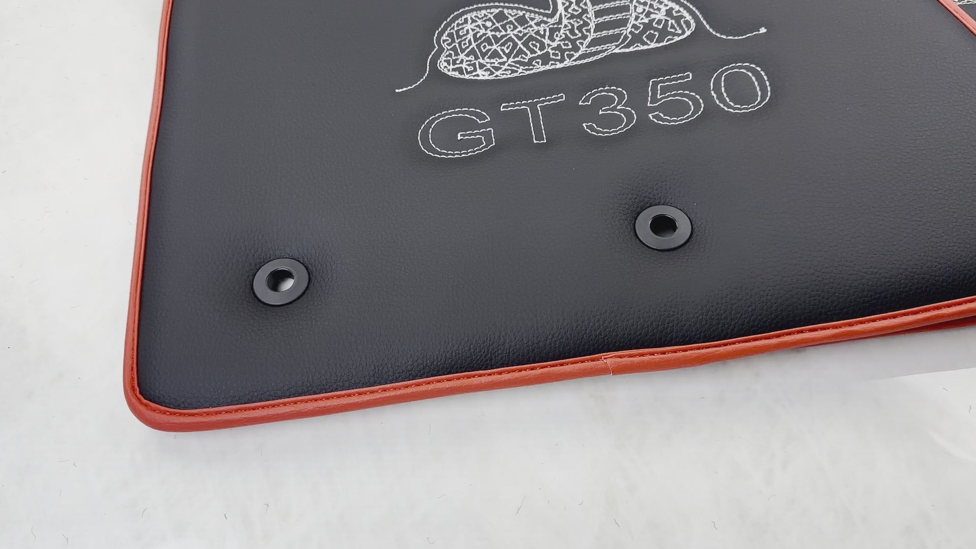 Tappetini in pelle con bordo rosso per Ford Mustang GT350 Shelby (2015-2021) con cucitura Cobra - ER56 Design