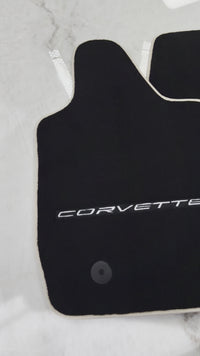 Schwarze Fußmatten für Chevrolet Corvette C7 Cabrio (2014–2019) mit beigem Rand
