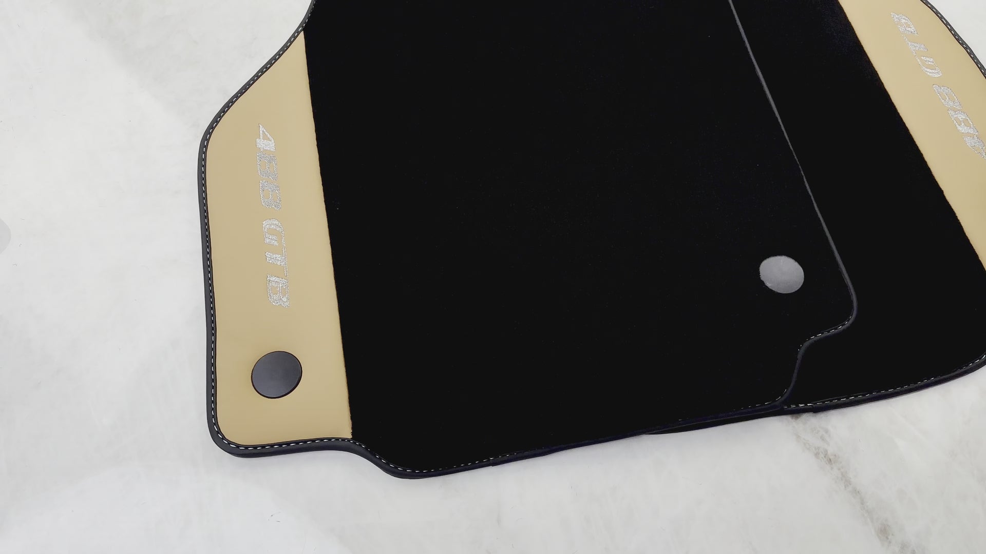 Schwarze Fußmatten für Ferrari 488 GTB (2015-2022) mit beigem Tradizione Nappaleder - AutoWin