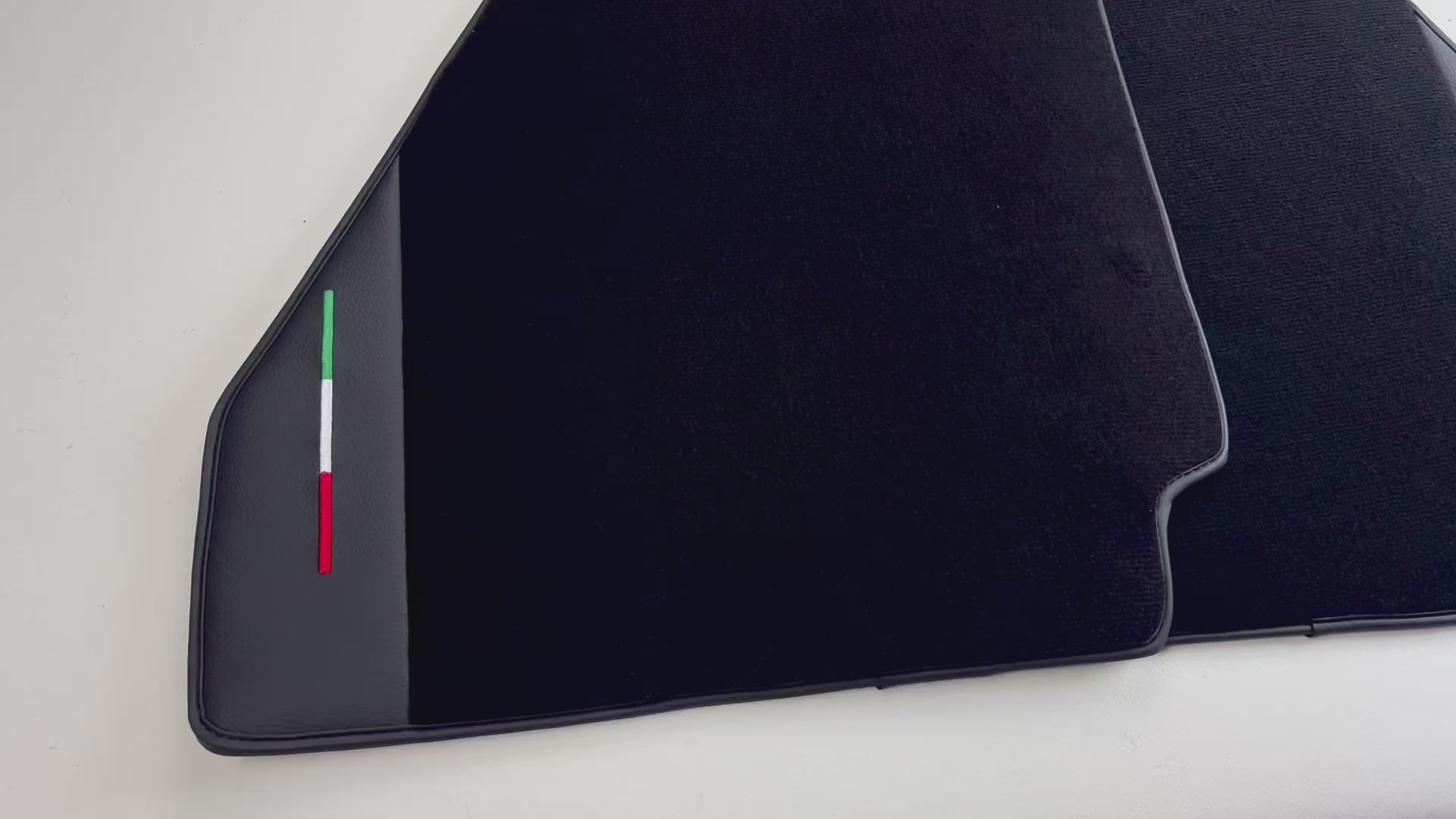 Tappetini per auto neri per Ferrari 328 GTB (1985-1989) con pelle edizione italiana - AutoWin.EU