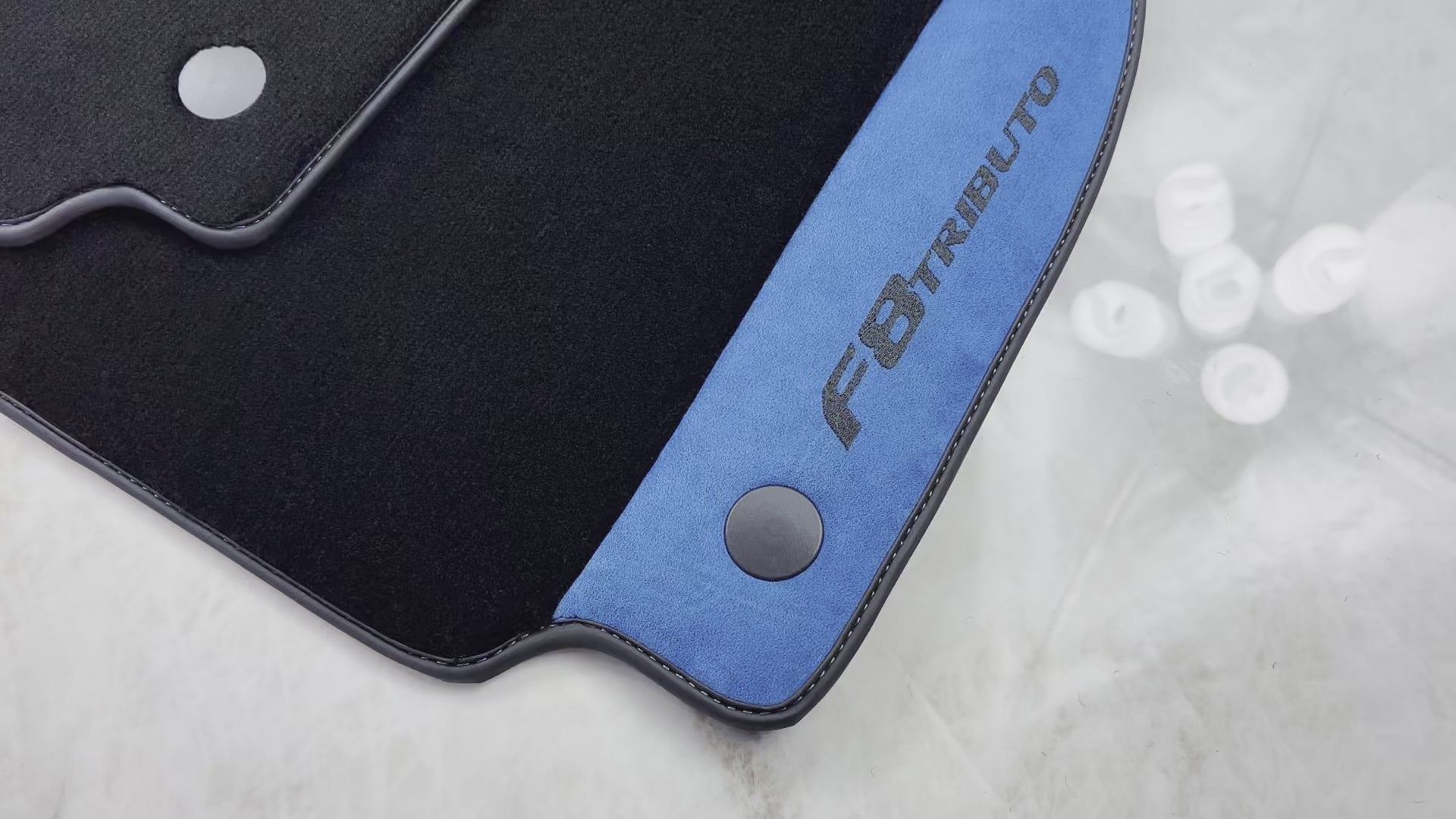 Tapis de voiture pour Ferrari F8 Tributo 2019-2022 avec cuir Alcantara bleu - AutoWin