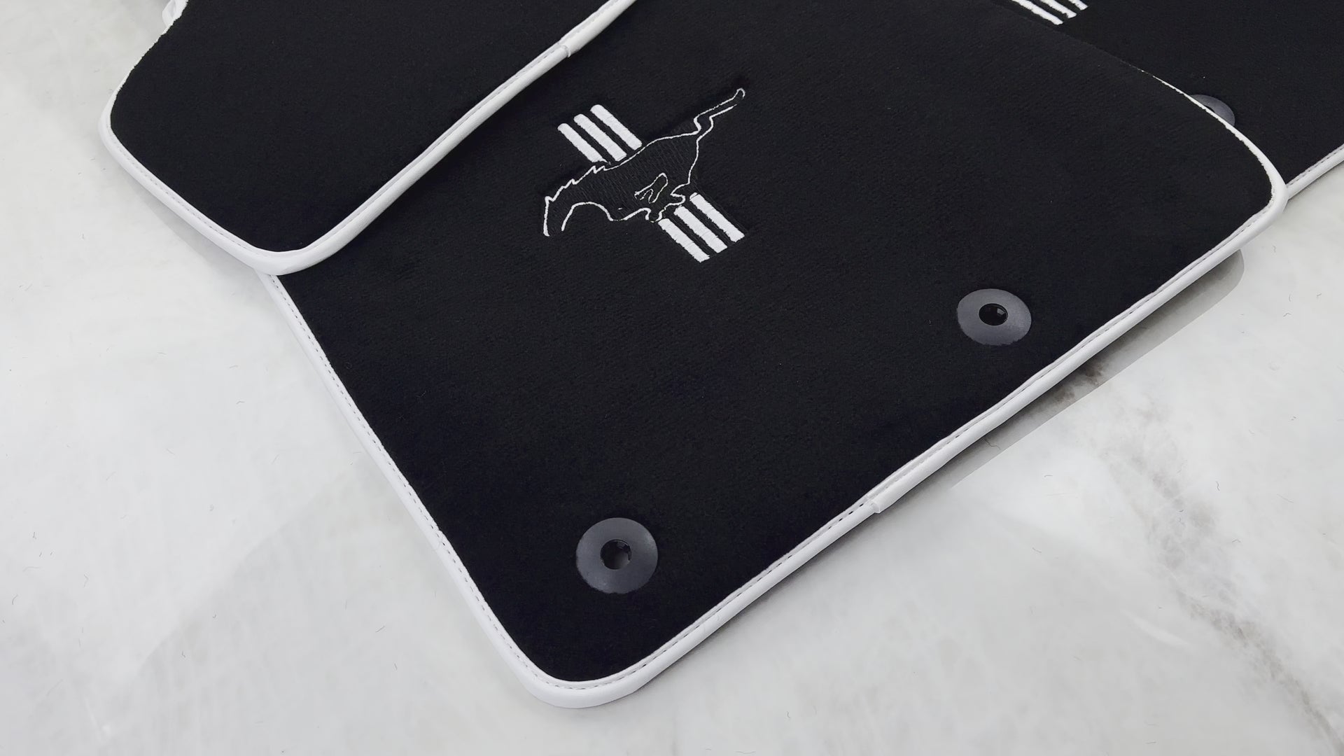 Tappeti neri per auto con bordatura bianca per Ford Mustang V FL (2011-2014) con Pony - AutoWin.EU