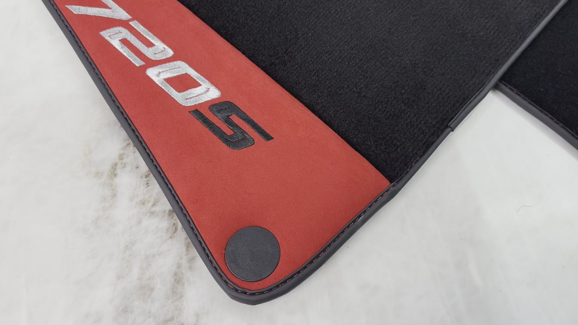 Tappetini neri per auto per McLaren 720S anno 2017-2021 con pelle Alcantara rossa - AutoWin