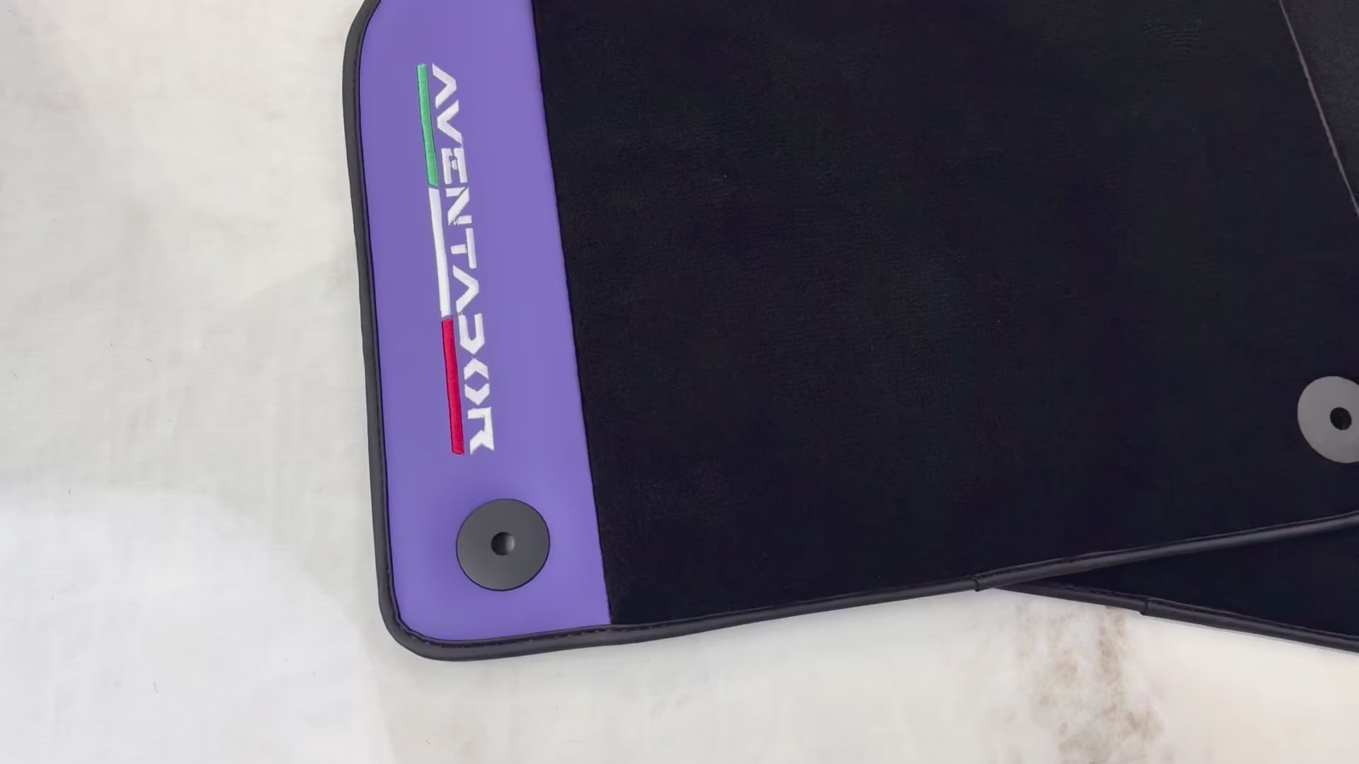 Tapis de voiture en cuir violet pour Lamborghini Aventador | Bord noir - AutoWin.EU