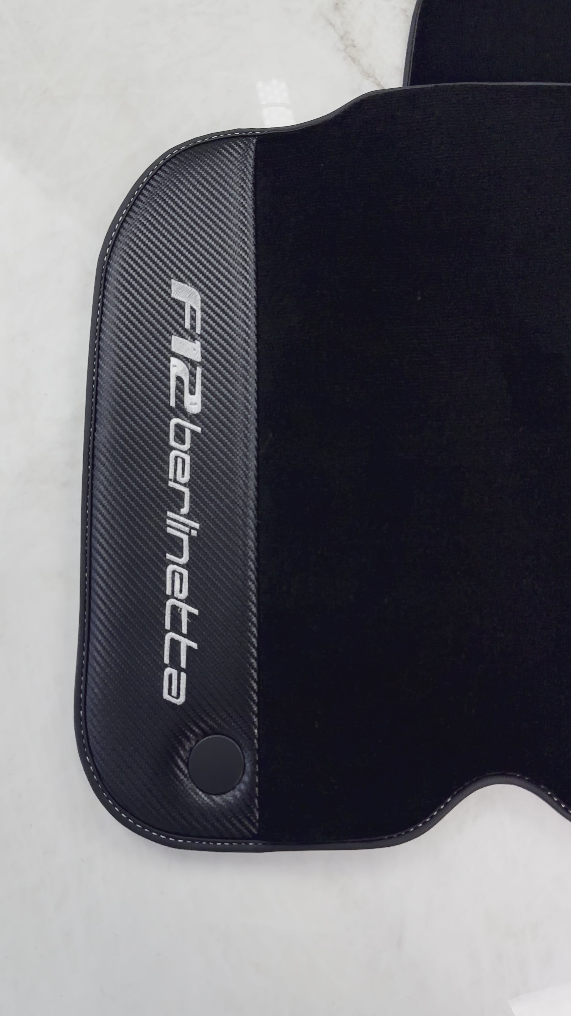 Tappetini neri per auto Ferrari F12 Berlinetta (2012-2022) in pelle di carbonio - AutoWin