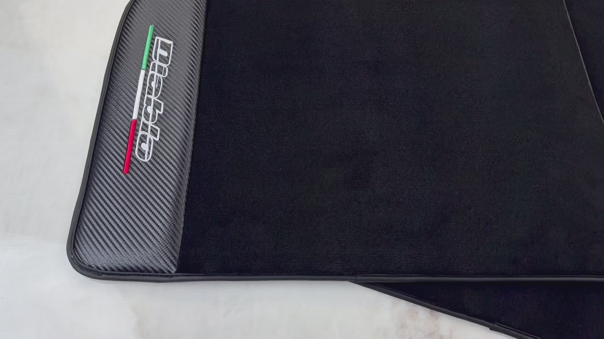 Tapis de voiture noirs pour Lamborghini Diablo (1990-2001) avec fibre de carbone - AutoWin