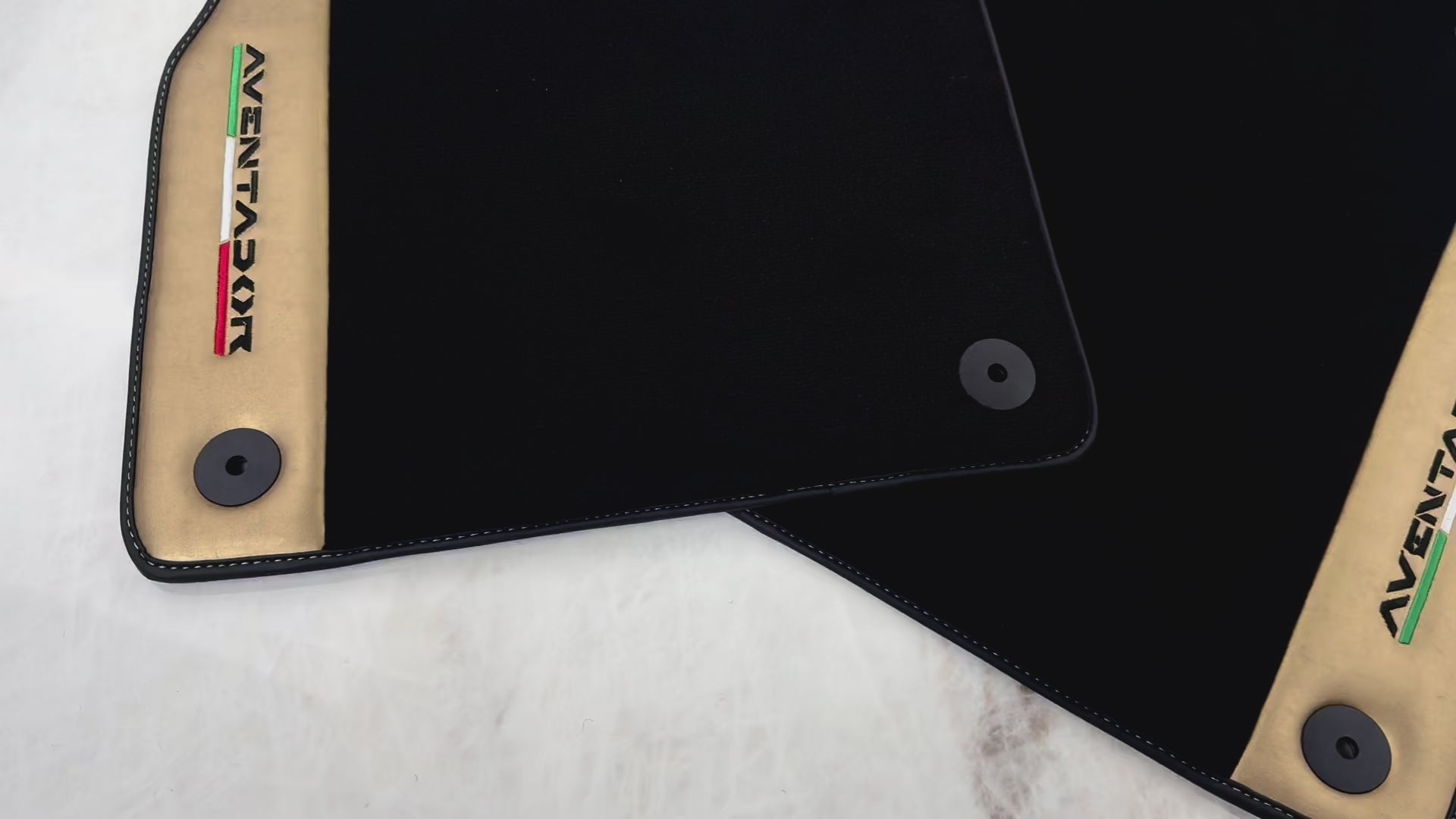 Tappetini neri edizione italiana per Lamborghini Aventador (2012-2022) con bordo in pelle dorata - AutoWin.EU