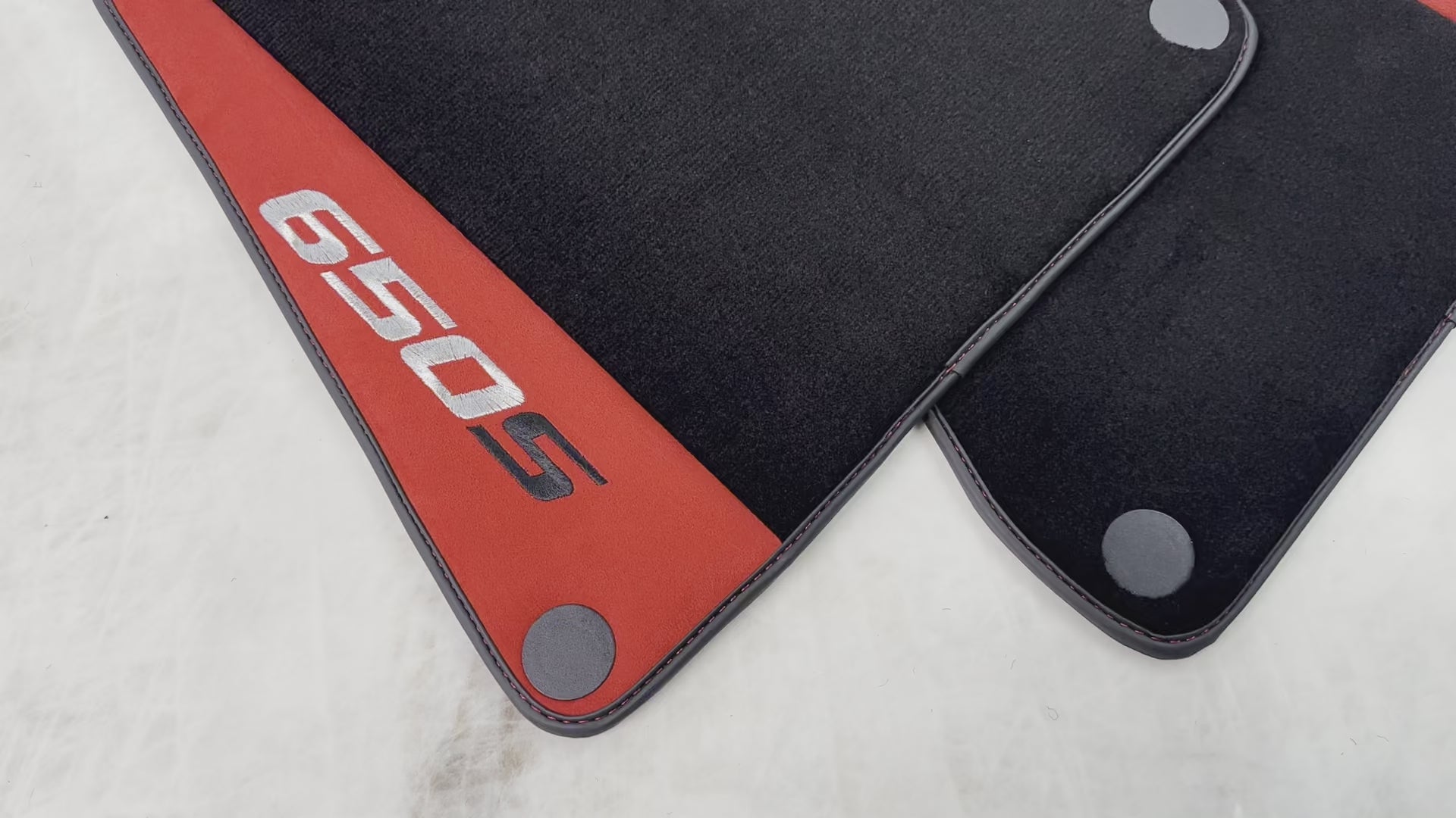 Tappetini neri per auto per McLaren 650S su misura in pelle Alcantara rossa - AutoWin.EU