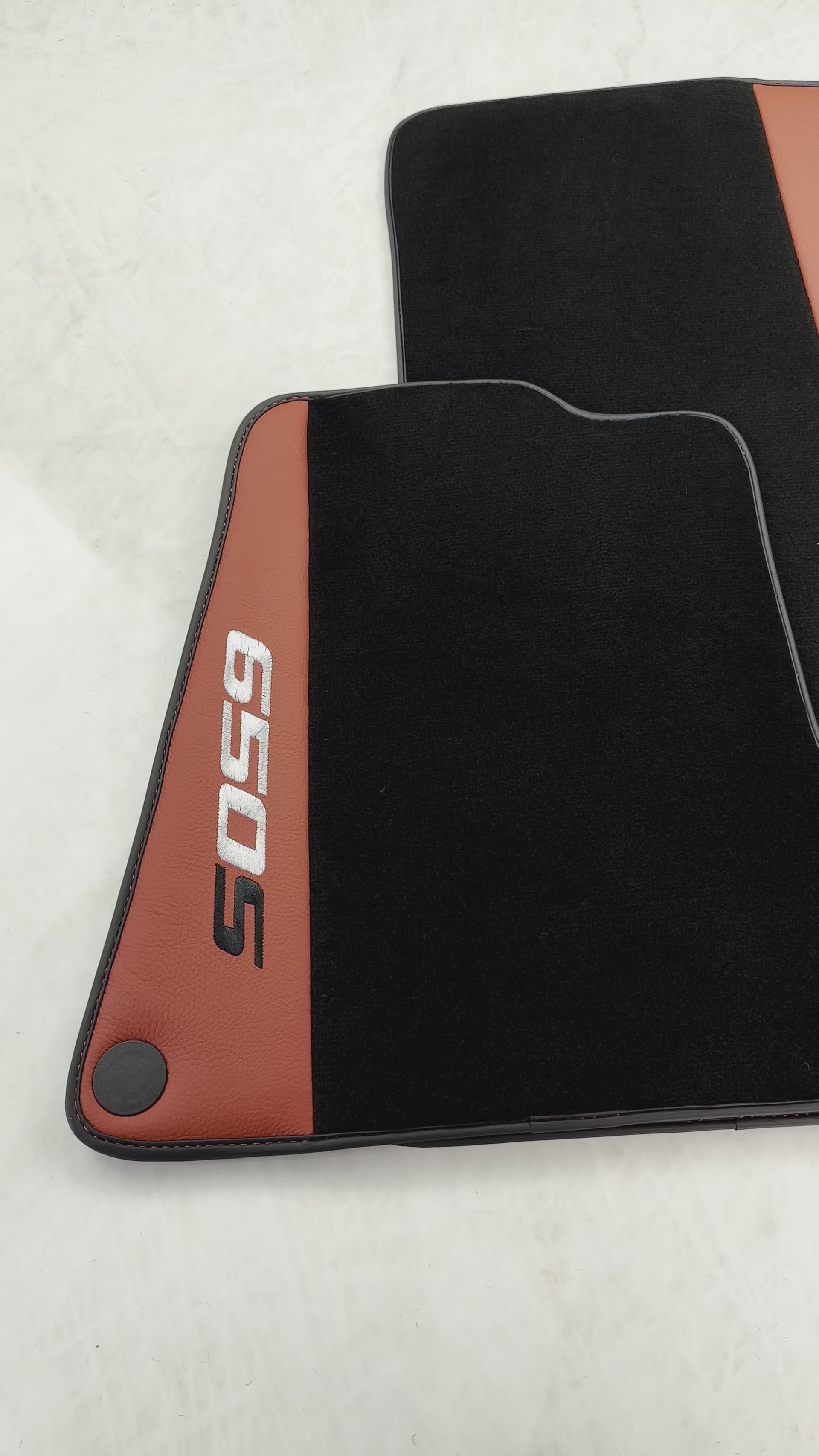 سجاد سيارات أسود لسيارة مكلاين 650S مصمم خصيصًا مع جلد أحمر - AutoWin.EU