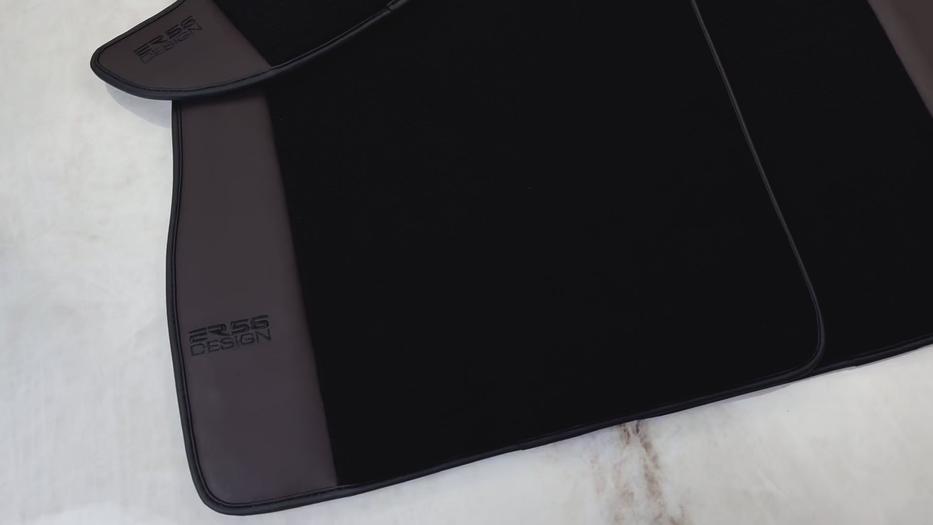 Alfombrillas negras para autos Bentley Continental GT (2003–2011) con cuero marrón oscuro | Diseño ER56 - AutoWin