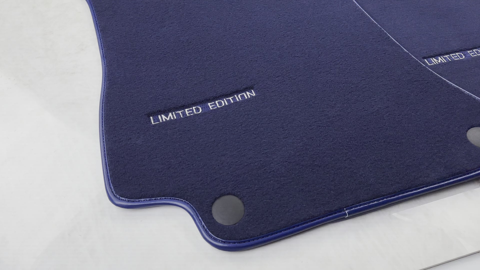 Tappetini Auto Blu Scuro per Mercedes Benz E-Class W213 Sedan (2016-2020) | Edizione Limitata - AutoWin