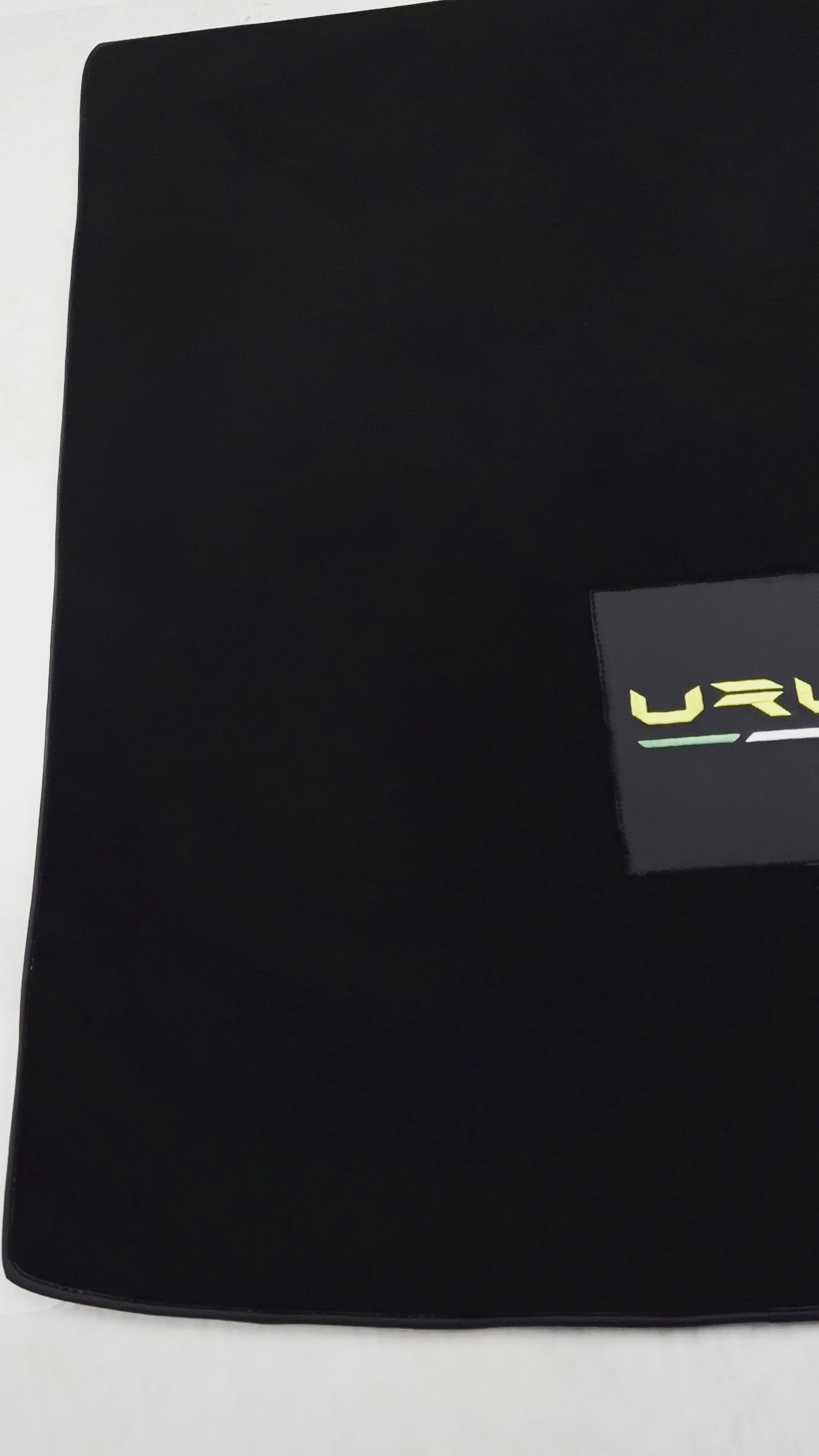 سجادة صندوق لمركبة لامبورغيني أوروس مع جلد أسود - AutoWin.EU