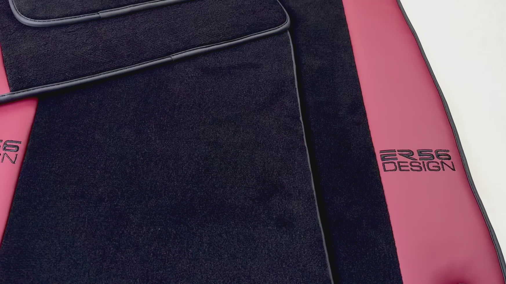 Schwarze Fußmatten für Porsche Macan (2014-2023) mit bordeauxfarbenem Nappaleder | ER56 Design - AutoWin