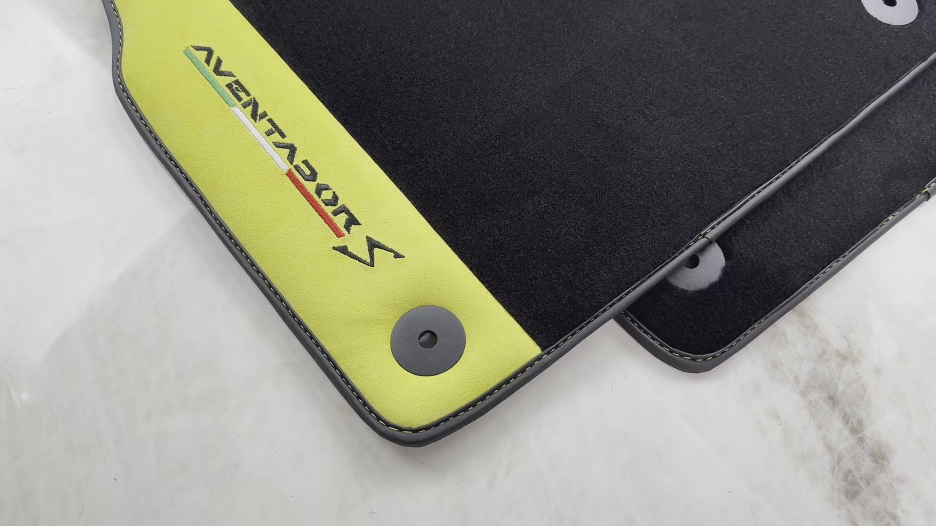 Tappetini neri per auto per Lamborghini Aventador S con pelle Alcantara gialla - AutoWin.EU