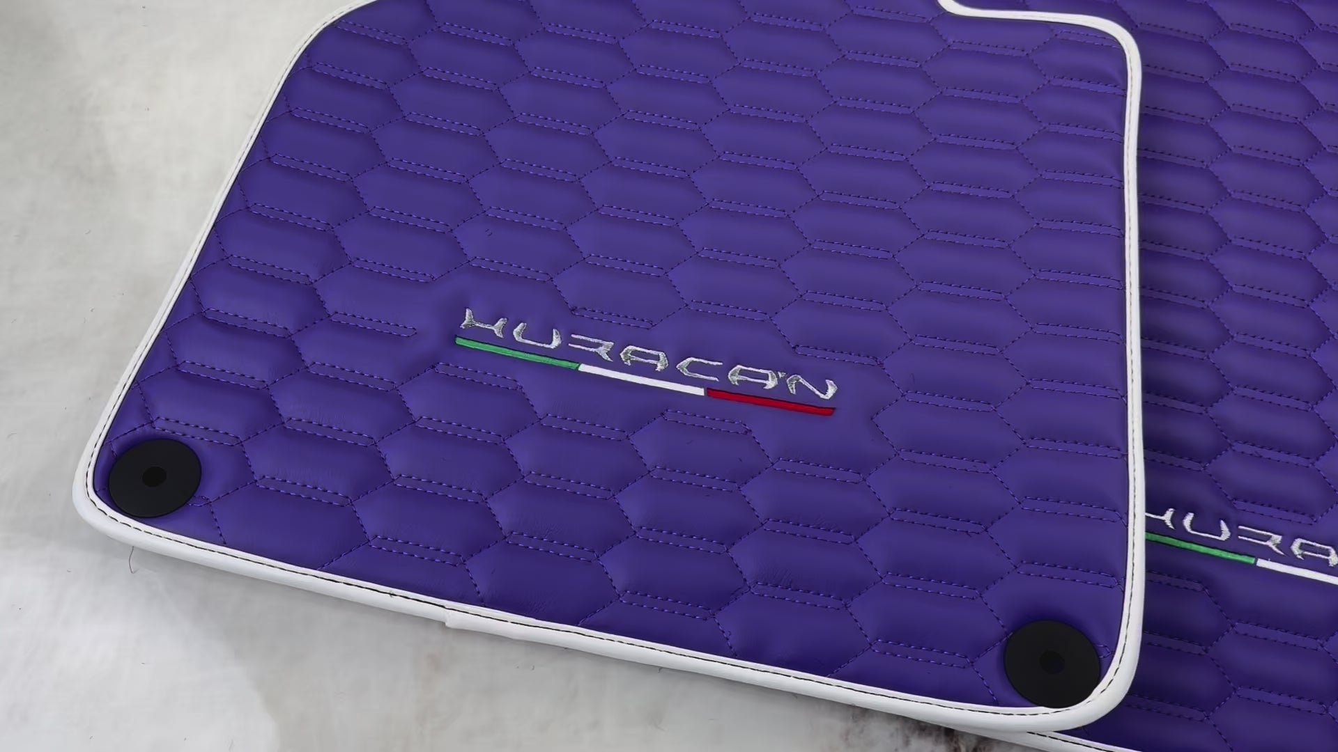 Tapis de voiture en cuir violet pour Lamborghini Huracan avec bord blanc - AutoWin.EU