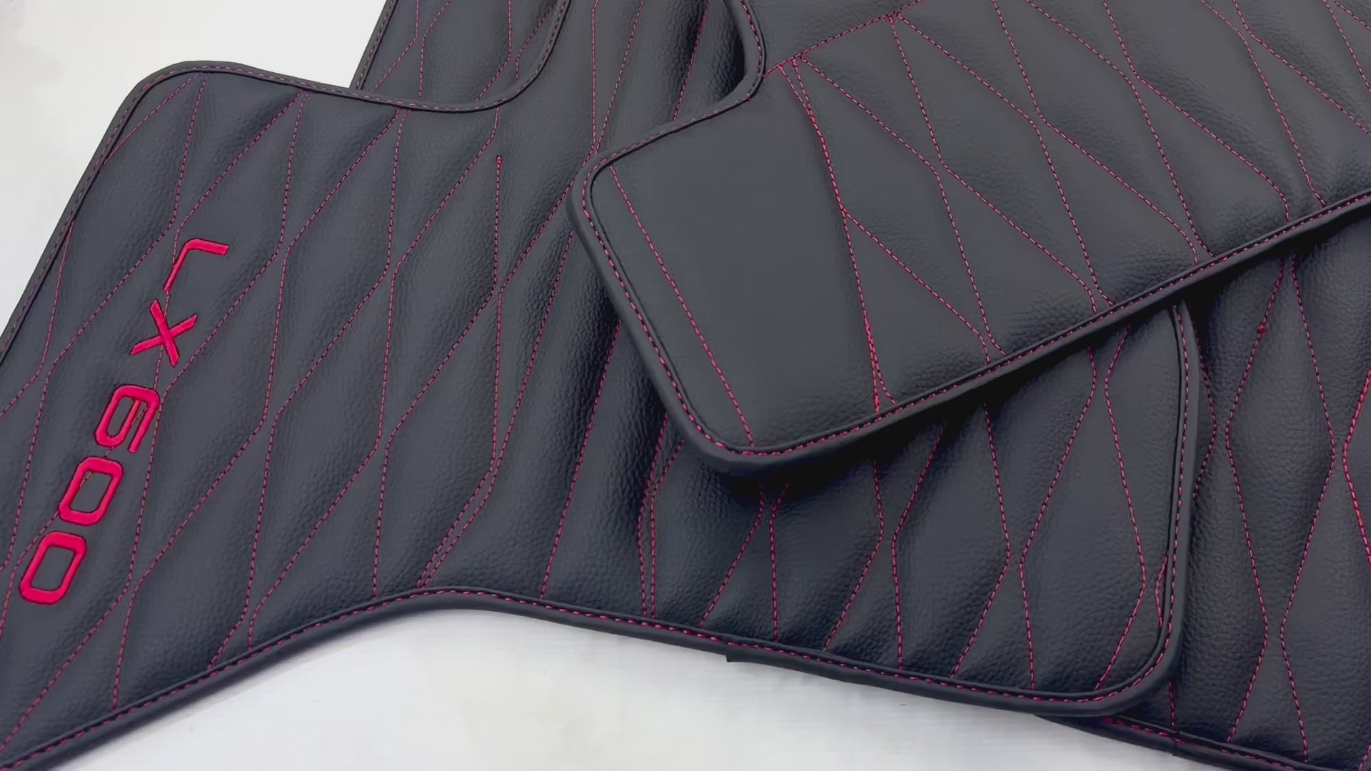 سجاد سيارة جلدية لسيارة ليكزس LX 600 (2022-2024) بتطريز أحمر - AutoWin.EU