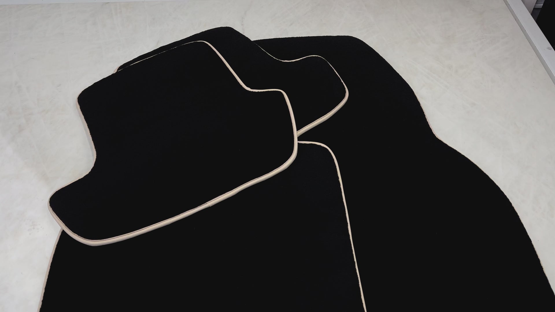 Tappetini per auto neri per Porsche Cayenne (2018-2023) | Bordo beige - AutoWin