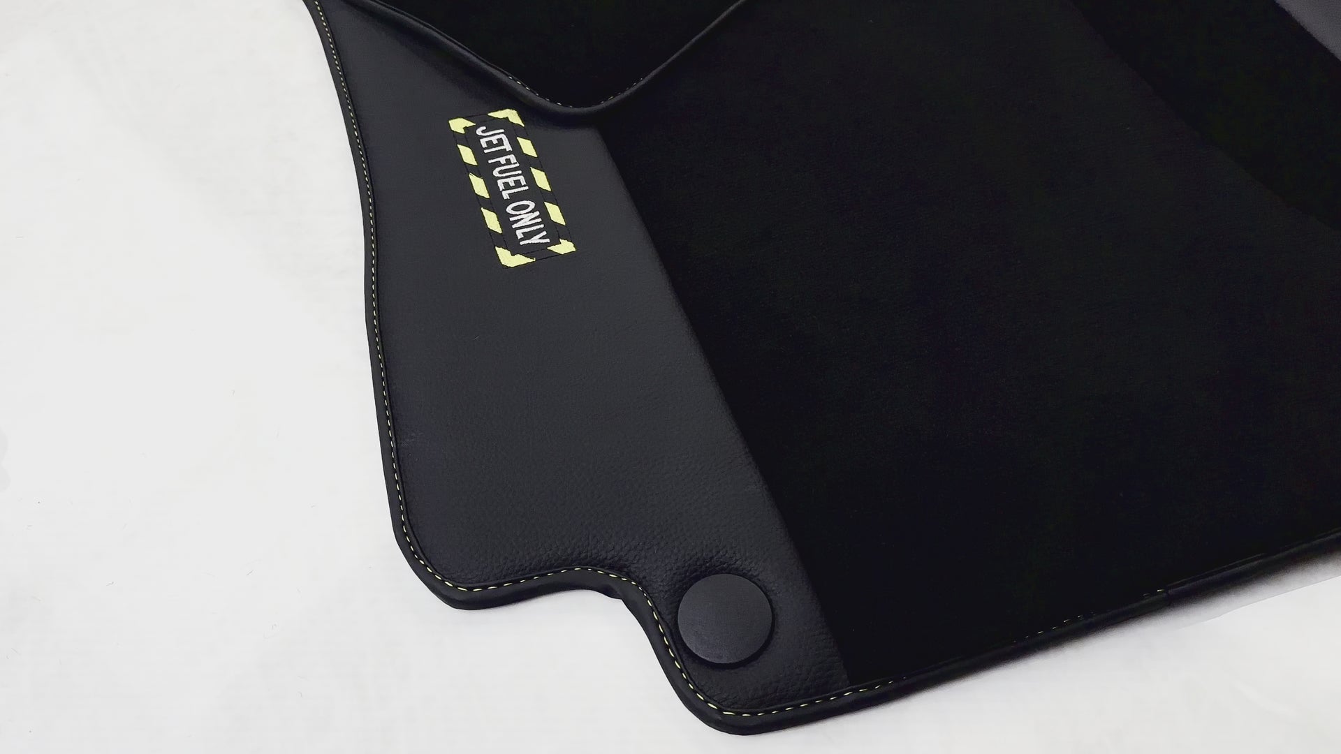 Tapis de voiture noirs en cuir pour Mercedes Benz E-Class W213 Sedan (2016-2020) - "Carburant d'Avion Seulement" - AutoWin