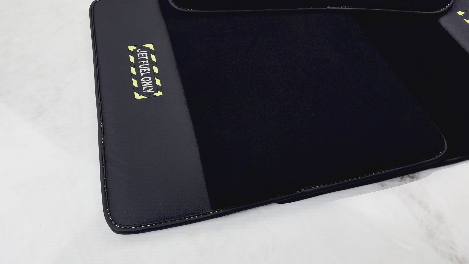 Alfombrillas Negras de Coche con Cuero para BMW Serie 5 G30 - "Solo Combustible de Aviación" - ER56 Design