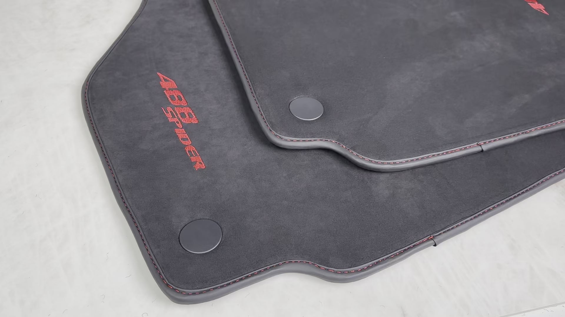 Alfombrillas de Alcantara para Ferrari 488 Spider 2016-2022 con costura roja - AutoWin