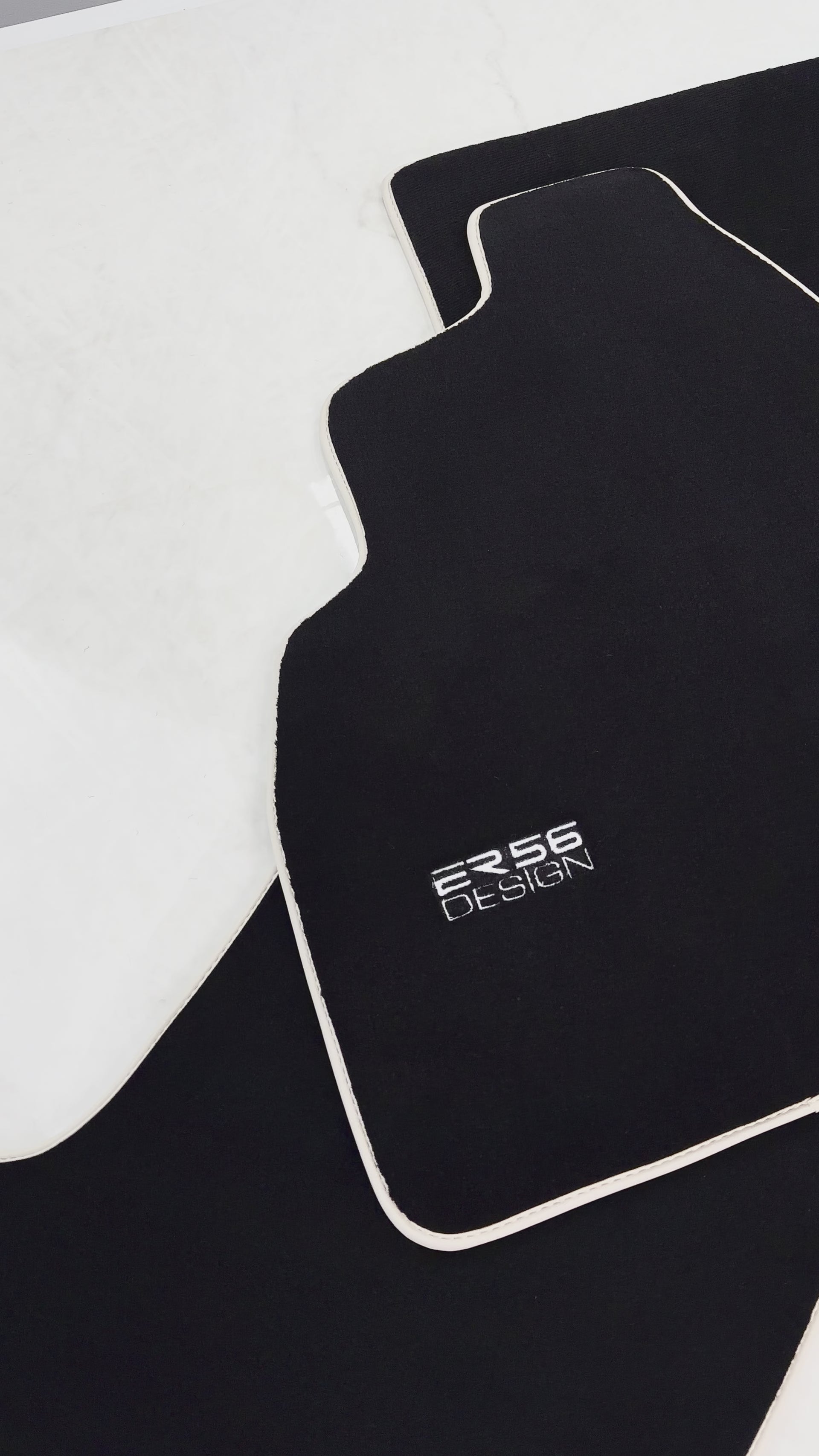 Alfombrillas de coche negras para Toyota Land Cruiser 80 (1985-1997) con ribete beige | Diseño ER56 - ER56 Design