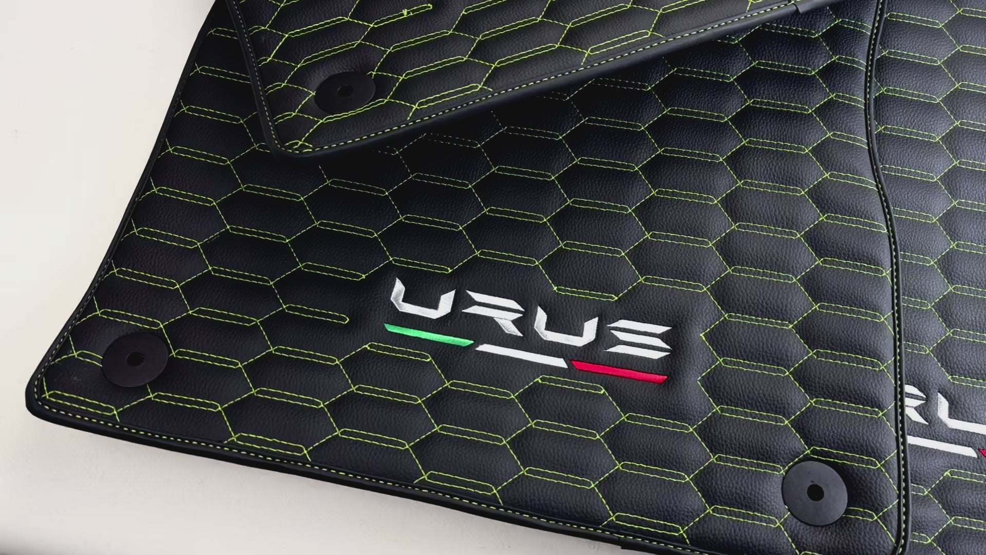 Alfombrillas de cuero personalizables para Lamborghini Urus con costuras verdes - AutoWin.EU